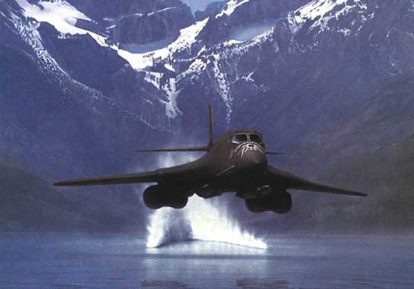 ▲ 초저공 침투 시범을 보이는  폭격기. 기체 뒤로 충격파 때문에 물보라가 치는 걸 볼 수 있다.