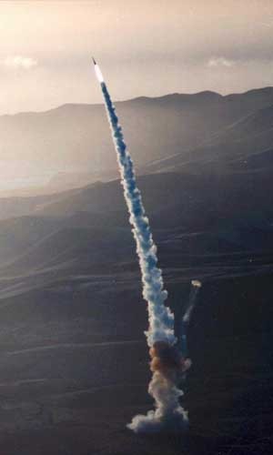 ▲ <LGM-30G 미니트맨 3> 발사시험 장면. 사정거리 1만3,000km인 대륙간탄도탄이다.
