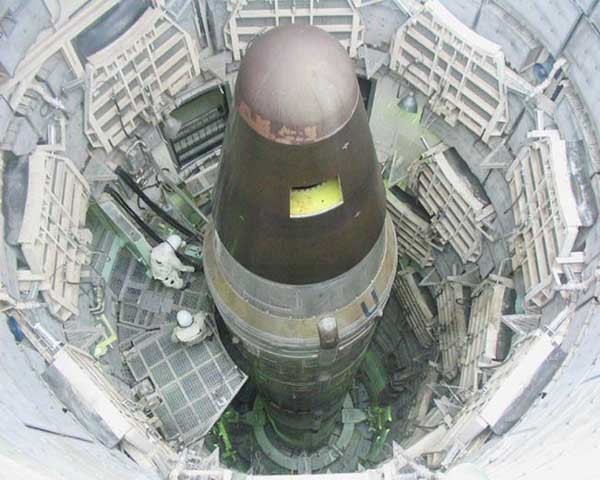 ▲ 지하 사일로에 수납돼 있는  미사일을 정비하는 미공군.