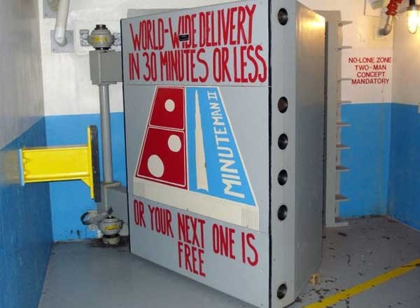 ▲  사일로 입구에 적힌 문구. "세계 어디든지 30분 내 배달해 드립니다. 다음 번 1개는 공짜!"