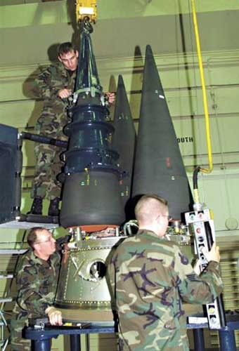 ▲ 미공군 기술자들이 <LGM-30G 미니트맨 3>에 실린 핵탄두를 점검하고 있다. 물론 김정은에게는 [무료]로 쏴준다고.