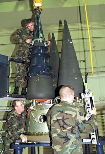 ▲ 미공군 기술자들이 에 실린 핵탄두를 점검하고 있다. 물론 김정은에게는 [무료]로 쏴준다고.