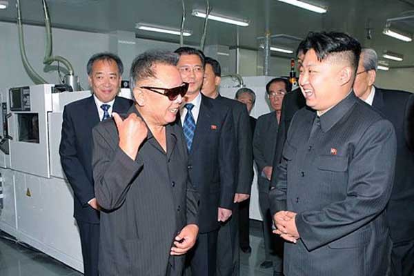 ▲ "설마 미제 아새끼들이 우리한테 ICBM을 쏘갔어?" "헤헤, 아빠. 그게…."