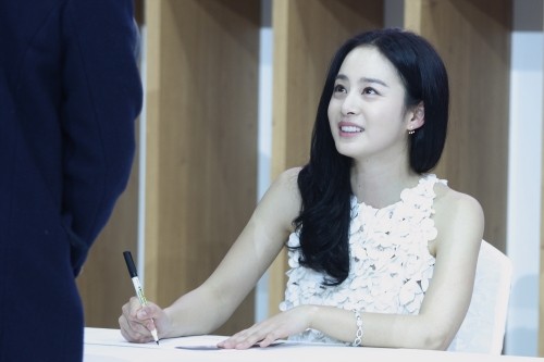 ▲ 2013 서울모터쇼에 도요타 브랜드관을 방문한 김태희ⓒ도요타 자동차