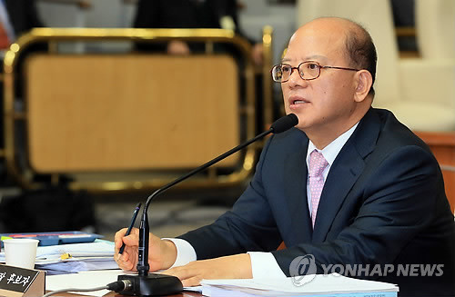 ▲ 박한철 헌법재판소장 후보자가 8일 국회에서 열린 인사청문회에서 여야 청문위원들의 질문에 답하고 있다. ⓒ연합뉴스