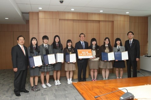 ▲ ⓒ왼쪽부터 한화생명 신은철 부회장, 고교 채용전제형 인턴사원 안은혜양.