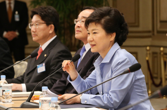 ▲ 박근혜 대통령은 8일 오전 청와대에서 열린 국민권익위·법제처 업무보고에서 국민권익위와 법제처에게 공정한 법질서 확립을 주문했다. ⓒ 청와대