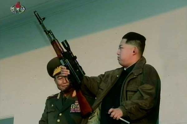 ▲ 저격총을 든 모습이 꼭 사담 후세인을 닮은 김정은. 정은이의 [장난감 자랑]이 계속되고 있다.