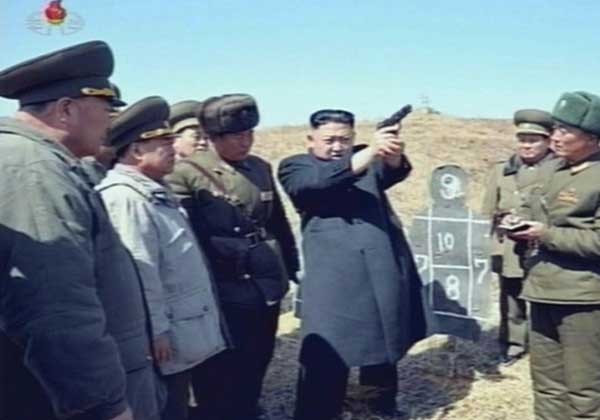 ▲ 군부대 방문 중 사격자세 [시범]을 보이는 정은이. 서울 송파에 있는 [실탄사격장]을 소개해주고 싶다.