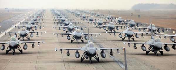 ▲ 연합훈련을 위해 대기 중인 우리 공군의 F-16. 이 정도만 모여도 정은이네 MIG 29를 압도할 수 있다.