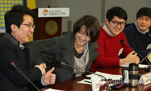 ▲ 대통령직 인수위원회 청년특별위원회가 마련한 [꿈틀열린 간담회]에서 김상민 위원장(왼쪽)과 박칼린 위원 등 참석자들이 인사를 하고 있다. ⓒ연합뉴스