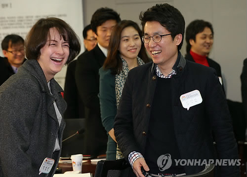 ▲ 인수위 청년특별위원회에서 개최한 [전국총학생회장과 NGO 대표 간담회]에세 김상민 청년특위 위원장과 박칼린 위원이 환한표정으로 웃고 있다. ⓒ연합뉴스