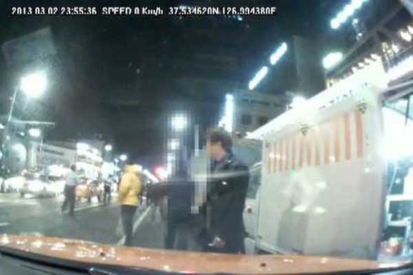 지난 3월 2일 사건 당시 택시 블랙박스에 찍힌 장면. 왼쪽 경찰이 쫓아가는 게 문제의 미군 하사다.