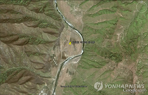 ▲ 북한이 강원도 지역 동해안으로 이송한 '무수단' 중거리 미사일의 발사 준비를 마친 것으로 알려지면서 정부는 스커드와 노동미사일도 동시에 발사할 가능성이 있는 것으로 분석하고 있다. 사진은 스커드와 노동미사일이 배치된 것으로 알려진 강원도 안변군 깃대령의 미사일 기지로 추정되는 시설을 구글 어스에서 바라본 모습. 2013.4.9 < 위 사진 크레디트는 (구글/연합뉴스)로 표기해야 하며 뉴스보도 목적으로만 사용가능(판매금지) 합니다.> photo@yna.co.krⓒ구글/연합뉴스