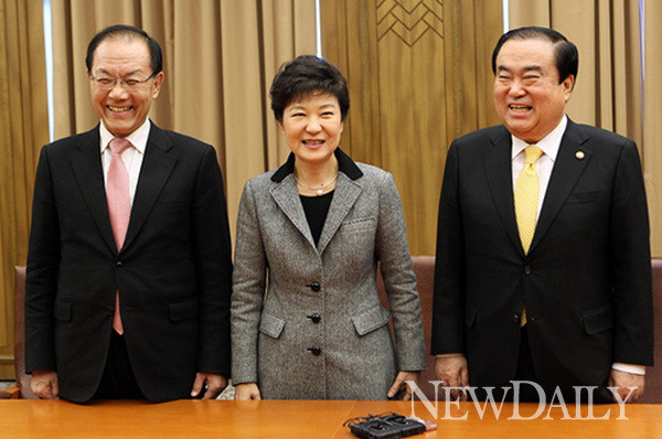 ▲ 박근혜 대통령이 당선인 시절인 지난 2월 7일 국회를 방문해 여야 지도부와 회동을 가졌다. 사진은 왼쪽부터 새누리당 황우여 대표, 박근혜 대통령, 민주통합당 문희상 비대위원장. ⓒ 뉴데일리