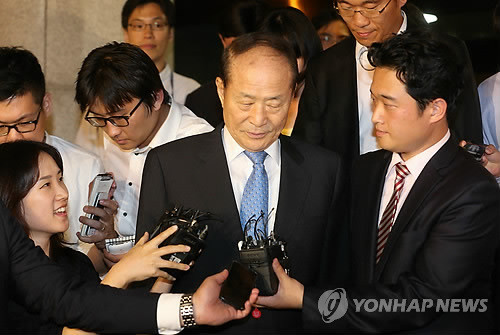 ▲ 기자들과 인터뷰를 하고 있는 이상득 전 의원. ⓒ연합뉴스