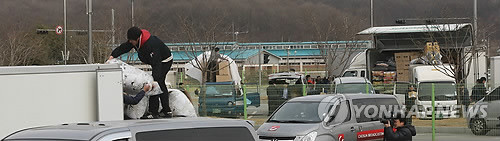 ▲ 지난 10일 개성공단 가동이 중단돼 경기도 파주시 경의선 남북출입사무소에서 귀환 근로자들이 짐을 옮기고 있다. ⓒ 연합뉴스