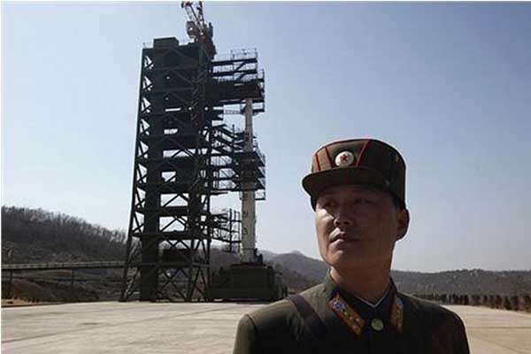 ▲ 2012년 12월 북한이 발사한 '은하 3호' 미사일. 산화제로 '적연질산'을 사용했다.