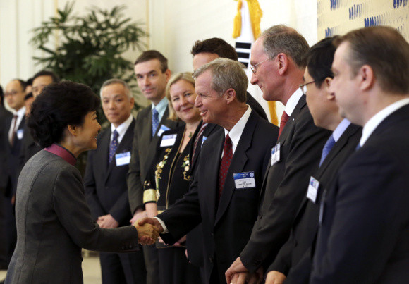 ▲ 박근혜 대통령은 11일 외국인 투자기업을 청와대로 불러 오찬을 함꼐하며 "안심하고 투자할 안정적인 환경을 만들어가겠다"고 말했다. ⓒ 청와대 제공 (뉴데일리)