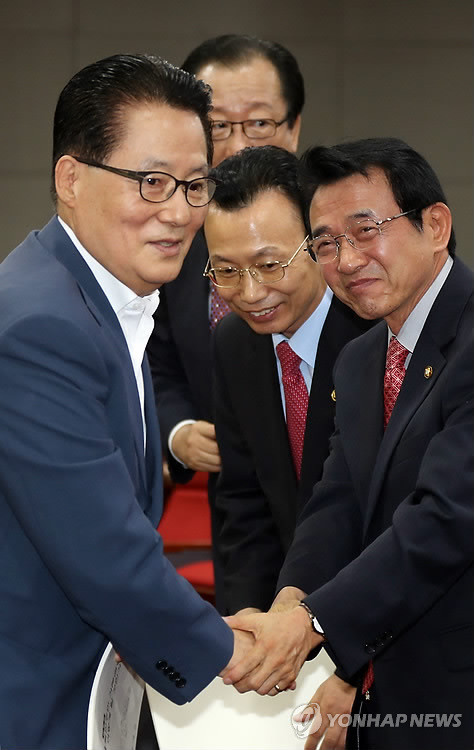 ▲ 민주통합당 박지원 의원(좌)과 심재권 의원(우측)이 인사를 나누는 모습. ⓒ연합뉴스