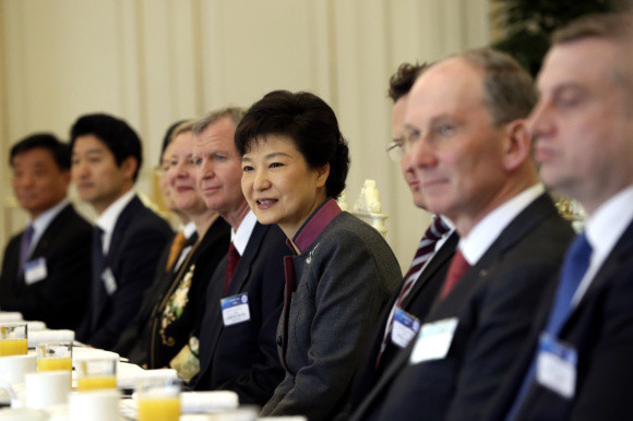 ▲ 박근혜 대통령은 11일 이베이, 구글 등 외국인투자기업 12개사 대표단을 청와대로 불러 오찬을 함께했다. ⓒ 청와대 제공(뉴데일리)