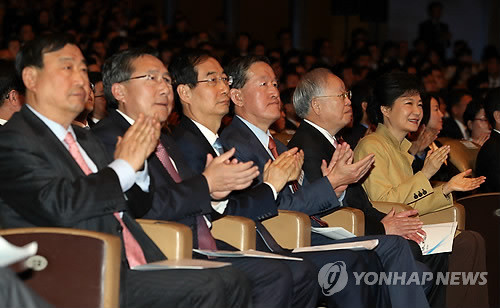 ▲ 지난달 20일 오전 서울 강남구 코엑스에서 열린 제40회 상공의 날 기념식에서 박근혜 대통령과 경제 5단체장이 동영상 시청을 마친뒤 박수를 치고 있다. 왼쪽부터 이희범 경총회장, 김기문 중기중앙회장, 한덕수 무협회장, 허창수 전경련회장, 손경식 대한상의회장. ⓒ 연합뉴스