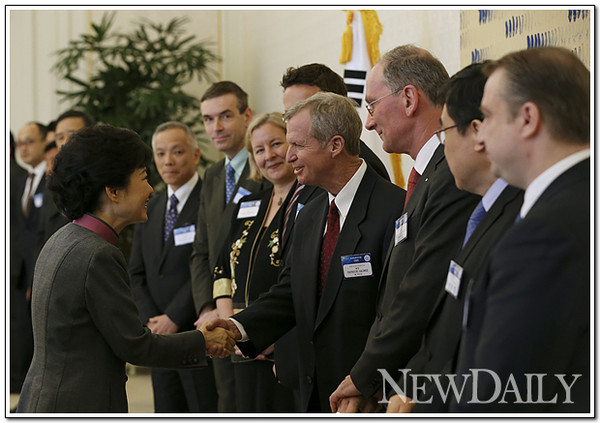 ▲ 박근혜 대통령이 11일 외국투자자들을 청와대로 초청, 간담회를 가지기 전 악수를 나누고 있다. ⓒ 뉴데일리