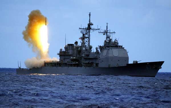 ▲ 일본 아베 신조 정부는 자위대의 이지스 구축함을 출동시킨 뒤 "북한 미사일 파괴명령"을 내렸다. 사진은 일본 해상자위대 이지스 구축함이 탄도탄 요격용 'SM-3' 미사일을 발사하는 모습.