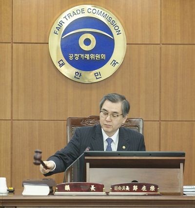 ▲ 정재찬 공정거래위원회 부위원장이 첫 전원회의를 주재하고 있다. 2013.4.11 ⓒ 공정거래위원회