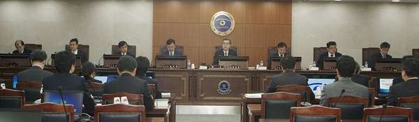 ▲ 정재찬 공정거래위원회 부위원장이 첫 전원회의를 주재하고 있다. 2013.4.11 ⓒ 공정거래위원회