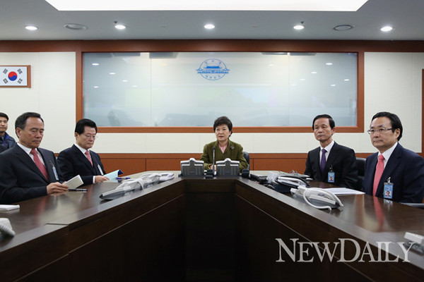 ▲ 지난달 박근혜 대통령이 청와대 국가위기관리상황실을 방문, 상황 보고를 받고 있다ⓒ청와대