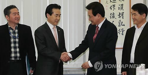 ▲ 나성린 새누리당 정책위의장 대행과 변재일 민주통합당 정책위의장이 여·야 6인협의체 실무회의에 앞서 악수하고 있다. ⓒ연합뉴스