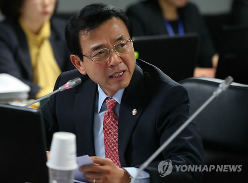 ▲ 북한 김정은에게 예의를 갖추라고 해 논란을 일으킨 민주통합당 심재권 의원. ⓒ연합뉴스