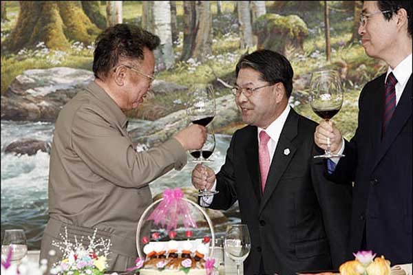 ▲ 2007년 10월 4일 남북정상회담 당시 盧대통령을 따라갔던 이재정 당시 통일부 장관. 김정일과 와인잔을 마주치고 있다.