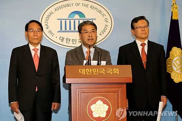 ▲ 2012년 10월 10일, 盧정권에서 국정원장을 지낸 김만복 씨, 통일부 장관이었던 이재정 씨, 청와대 안보실장이었던 백종천 씨가 "NLL관련 대화록은 없다"며 국회 정론관에서 기자회견을 가졌다. 이들의 말은 결국 거짓으로 드러났다.