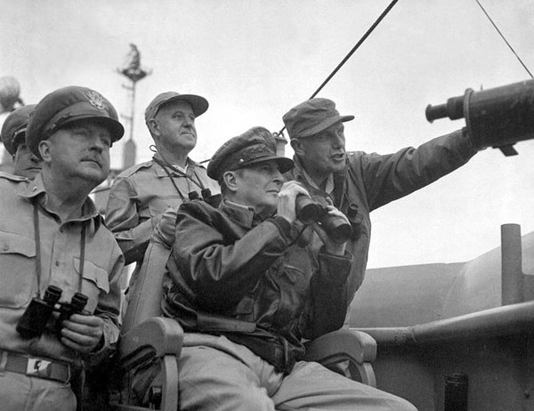 ▲ 인천상륙작전을 지휘하는 맥아더 장군(1950.9)