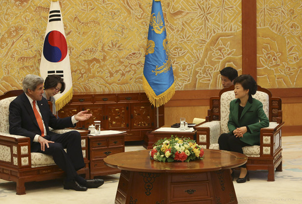 ▲ 박근혜 대통령은 12일 오후 청와대에서 존 케리(John Kerry) 미국 국무장관 일행의 예방을 받고 있다. ⓒ 뉴데일리(청와대 제공)