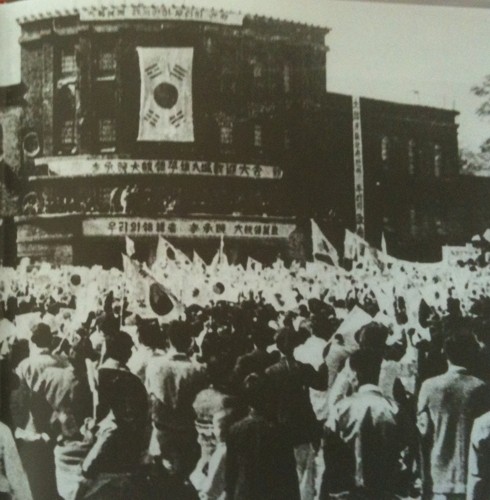 ▲ 평양에 입성한 이승만대통령이 태극기를 흔드는 시민들에게 연설하고 있다.(1950.10.30)