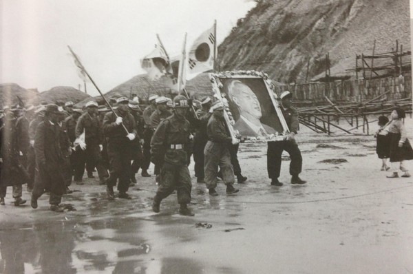 ▲ 전세계가 놀란 반공포로 석방(1953.6.18). 사진은 마지막으로 석방되는 포로들이 이승만 대통령 사진을 앞세우고 수용소를 나오고 있다.