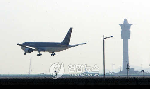 ▲ 공항에서 이륙하는 아시아나 항공 여객기. 국내 여객기도 해킹에 취약하다는 게 문제다.ⓒ연합뉴스