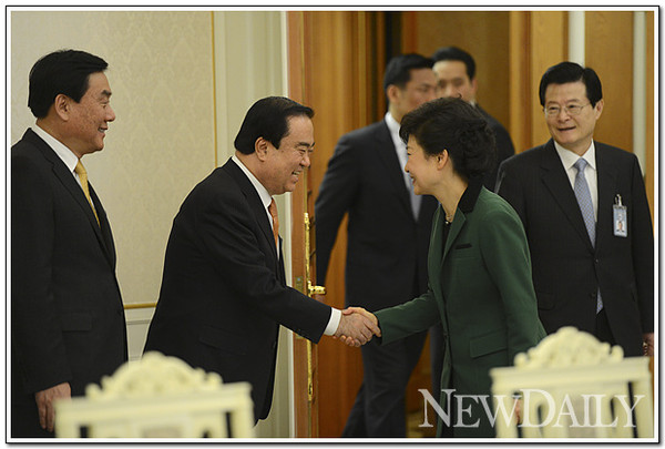 ▲ 박근혜 대통령이 12일 청와대 만찬에 초대한 민주당 문희상 비대위원장과 악수를 나누고 있다. ⓒ 뉴데일리