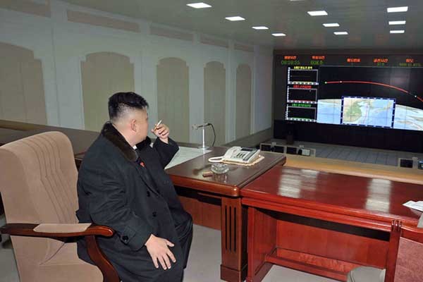 ▲ "이걸 쏴야돼, 말아야돼…." 2012년 12월 '은하 3' 미사일을 발사한 뒤 지켜보는 정은이.