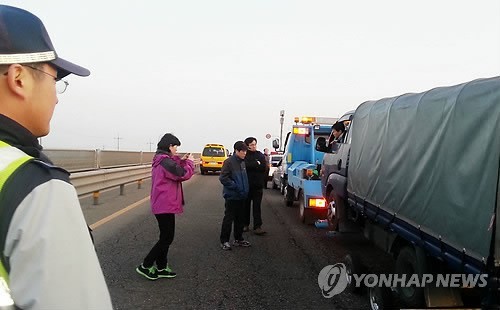 ▲ 13일 비공개로 대북 전단을 살포하려던 탈북자단체 자유북한운동연합이 경찰서로 강제 이송됐다. 사진은 이송 전 경찰이 이 단체를 제지하는 모습. 2013.4.13 ⓒ 연합뉴스