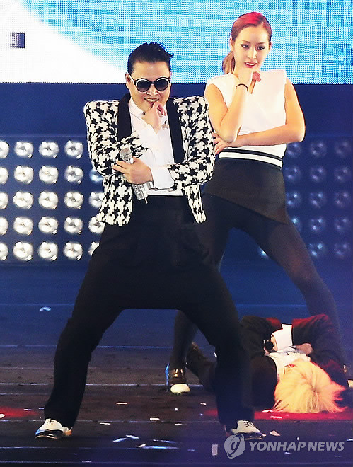 ▲ 가수 싸이가 13일 오후 서울 마포구 성산동 서울월드컵경기장에서 열린 단독 콘서트에서 신곡 [젠틀맨]을 공개하고 있다. ⓒ연합뉴스