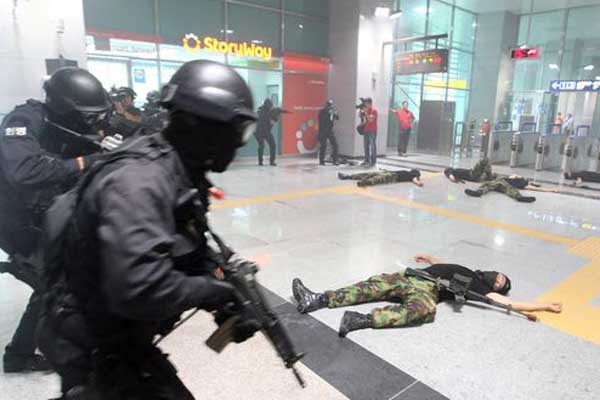 ▲ 경기도에서 열린 대테러 훈련. 군에서 출동한 헌병특경대가 적을 사살한 상황이다.