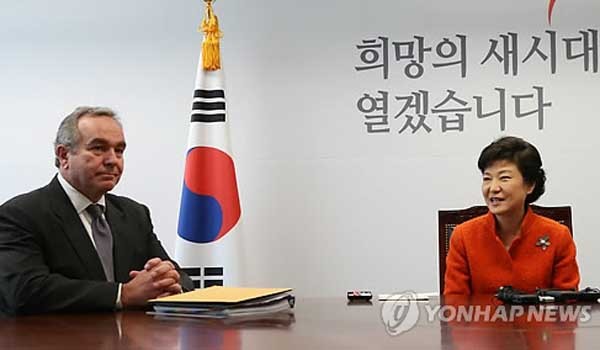 ▲ "핵재처리를 하게 해주세요." "그게, 좀…." 지난 2월 16일 인수위 사무실에서 박근혜 대통령을 만난 커트 캠벨 美국무부 동아태 차관보.