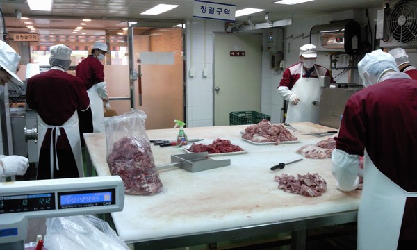 ▲ ▲서울시가 지난 3월6일부터 21일까지 실시한 학교급식 축산물 납품업체 특별점검 모습. ⓒ 서울시 제공