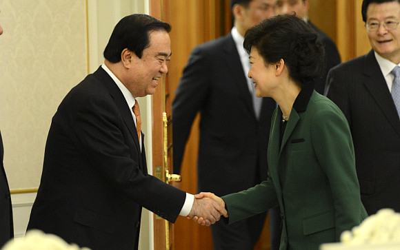 ▲ 박근혜 대통령이 지난 12일 청와대에서 민주통합당 문희상 비대위원장과 악수를 하고 있다. ⓒ 뉴데일리 (청와대 제공)