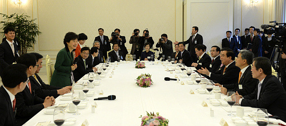 ▲ 박근혜 대통령이 지난 12일 청와대에서 민주통합당 지도부를 초청해 만찬을 하고 있다.  ⓒ 뉴데일리 (청와대 제공)