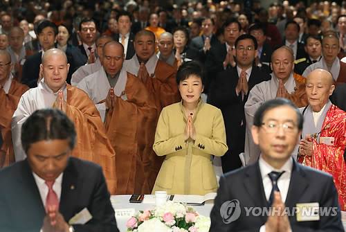 ▲ 박근혜 대통령이 15일 서울 광장동 워커힐 호텔에서 열린 한반도 평화와 국민행복을 위한 기원 대법회에서 삼귀의례를 하고 있다. ⓒ 연합뉴스